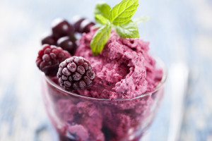 Selbstgemachtes Fruchteis zur Abkühlung im Sommer Selbstgemachtes Fruchteis zur Abkühlung im Sommer